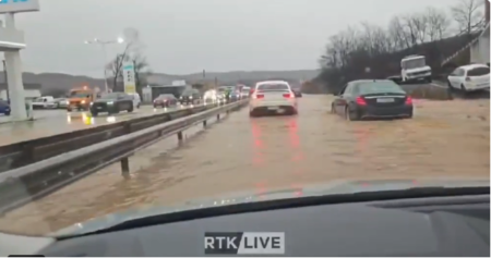POPLAVE PARALISALE KiM: Ulice pod vodom, porodice evakuisane (VIDEO)